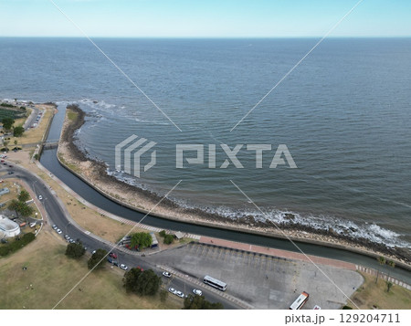 モンテビデオの広大なラプラタ河の河口の空撮 129204711