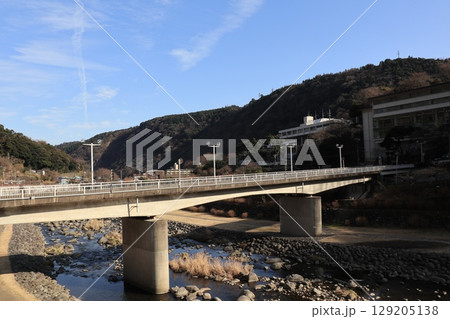 神奈川県箱根湯本早川に架かる湯本大橋 神奈川県箱根湯本早川に架かる湯本大橋 129205138