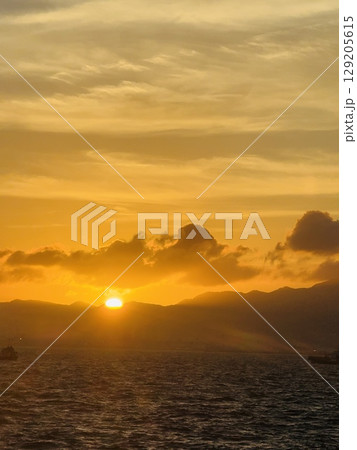 海に沈む夕日 129205615