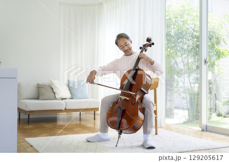 チェロを弾く60代の男性 129205617