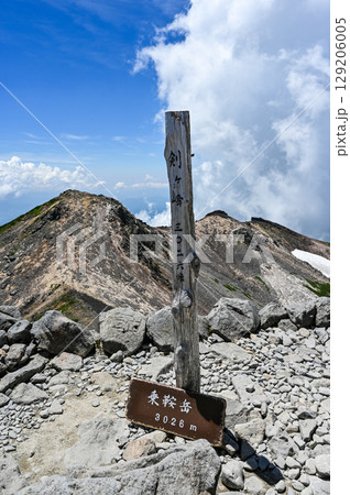 日本の北アルプスの乗鞍岳 129206005