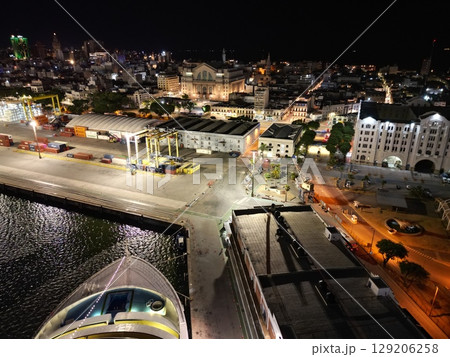 モンテビデオ港の港湾風景の夜景の空撮 モンテビデオ港の港湾風景の夜景の空撮 129206258