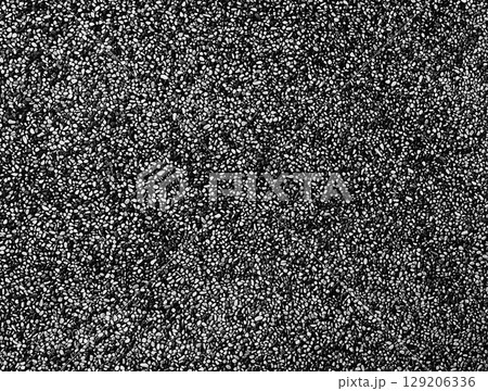 ブツブツした小石がびっしりのモノクロ背景 129206336
