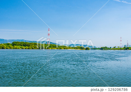 夏の淀川風景 淀川河川公園枚方地区から高槻市方面の景観 大阪府枚方市 夏の淀川風景 淀川河川公園枚方地区から高槻市方面の景観 大阪府枚方市 129206786