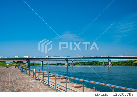 夏の淀川風景　淀川河川公園からの枚方大橋の景観　大阪府枚方市 129206795