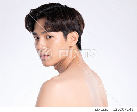 透明感のある肌をもつ若い日本人男性のポートレート 129207143