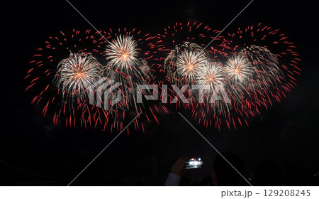花火 キラキラ輝くもの 線香花火 129208245