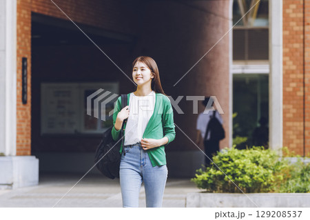 大学構内を歩く女子学生 129208537