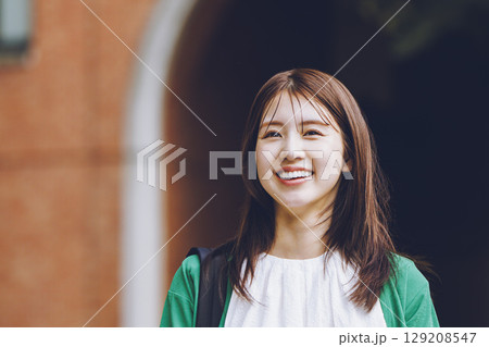 大学構内を歩く女子学生 大学構内を歩く女子学生 129208547
