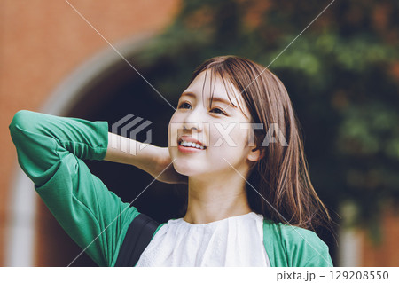 大学構内を歩く女子学生 129208550