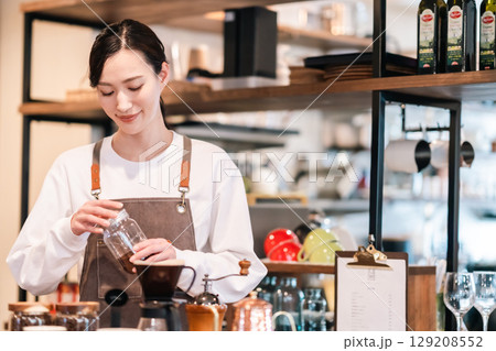おしゃれなカフェで働くパートの女性 おしゃれなカフェで働くパートの女性 129208552