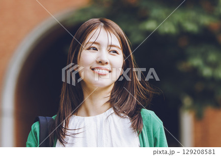 大学構内を歩く女子学生 129208581