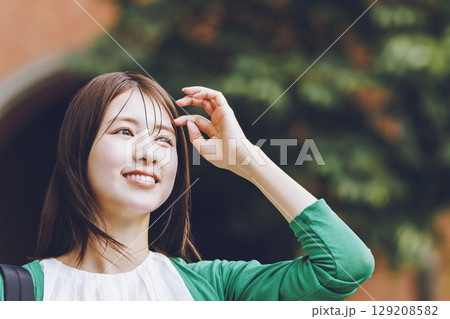 大学構内を歩く女子学生 129208582