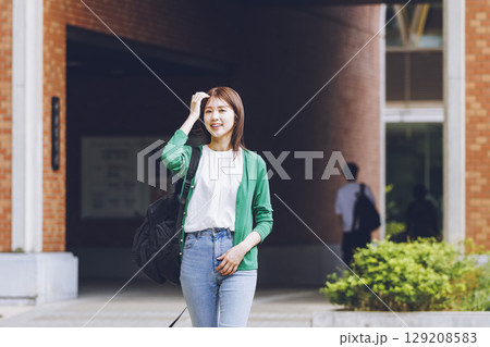 大学構内を歩く女子学生 129208583