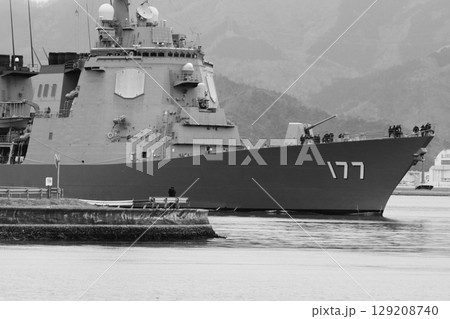 現われた護衛艦あたご(モノクロ) 現われた護衛艦あたご(モノクロ) 129208740
