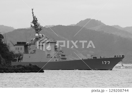 現われた護衛艦あたご（モノクロ） 129208744