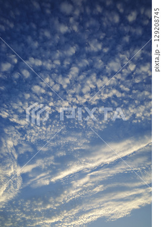 夏の夕方の雲 129208745