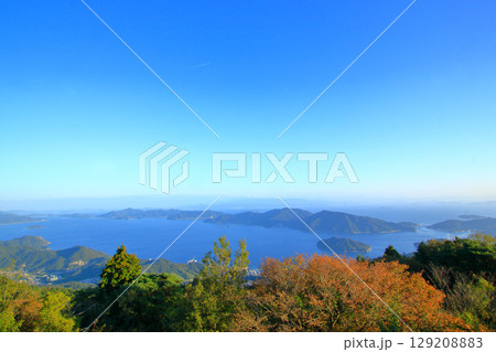 秋の野呂山から瀬戸内海を望む 129208883