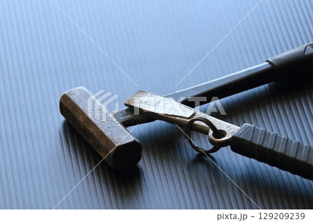 ハンマーとたがね 手バツリの道具 ハンマーとたがね 手バツリの道具 129209239