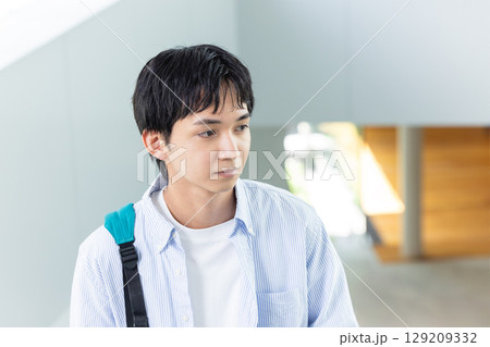 若い男性 若い男性 129209332