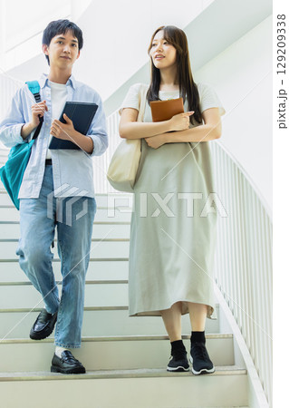 階段を降りる男女 階段を降りる男女 129209338
