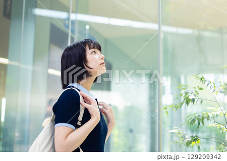 若い女性 129209342