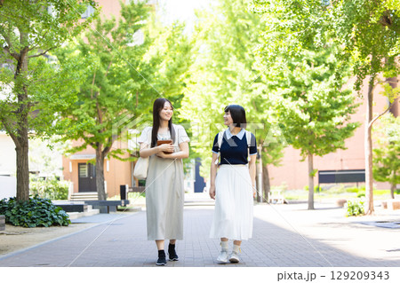 並木道を歩く女性 129209343