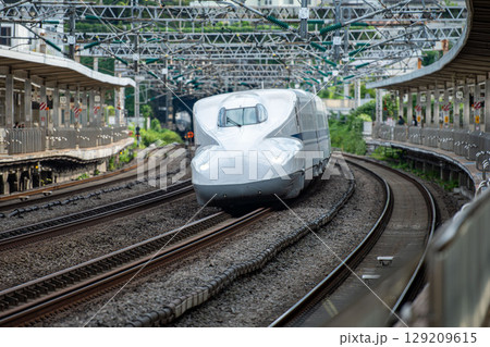 駅を通過する東海道山陽新幹線N700A 129209615