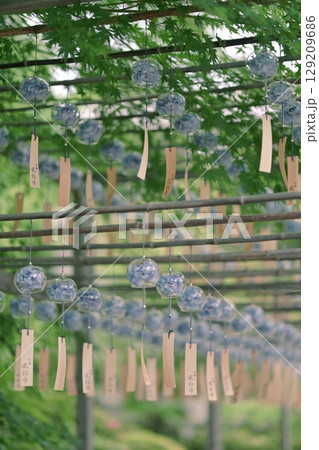 お寺の境内にあるたくさんの風車 129209686