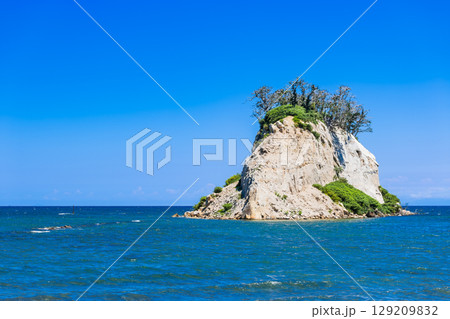 能登のシンボル　2024年の地震で崩落変形した見附島　※2025年7月撮影 129209832