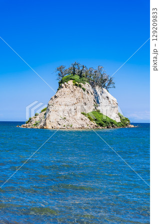 能登のシンボル　2024年の地震で崩落変形した見附島　※2025年7月撮影 129209833