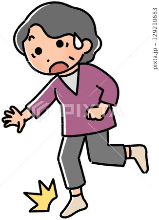 つまずく高齢女性 つまずく高齢女性 129210683