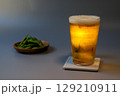 夜に飲む1杯のビールと枝豆 129210911