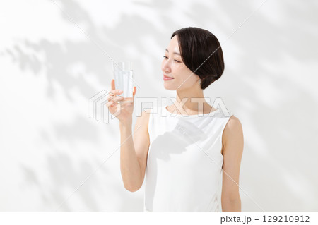 笑顔で水を飲む女性 笑顔で水を飲む女性 129210912