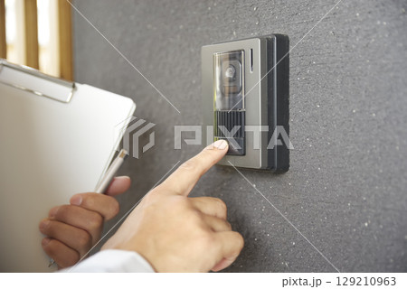 作業着男性の住宅訪問のシーン 作業着男性の住宅訪問のシーン 129210963