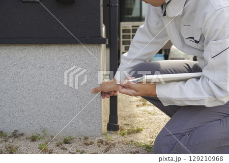 住宅の基礎部分をチェックする男性 129210968