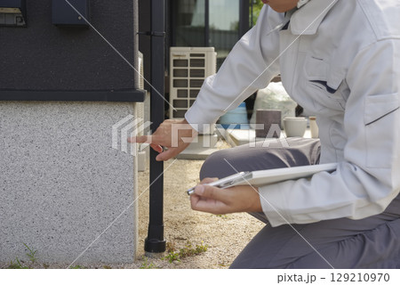 住宅の基礎部分をチェックする男性 129210970