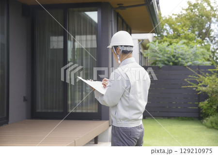 住まいのチェックをする建築士男性 129210975