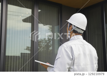 住まいのチェックをする建築士男性 住まいのチェックをする建築士男性 129210979