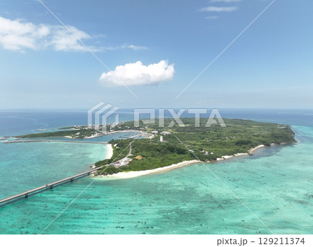 綺麗な海が広がる沖縄県宮古島と池間島を結ぶ長い池間大橋をドローンを使って空撮 綺麗な海が広がる沖縄県宮古島と池間島を結ぶ長い池間大橋をドローンを使って空撮 129211374
