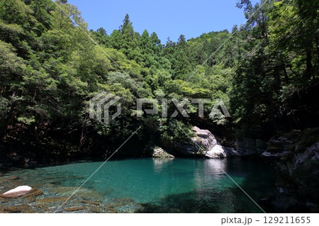 汗見川の升渕　夏の景観　（高知県　本山町） 129211655