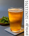 くつろぎの時間：冷えたビールとおつまみ 129211701