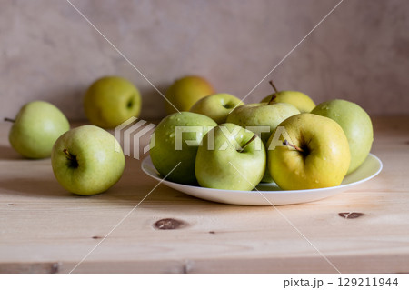 The apples in the center of the plate emphasize the harmony of the light interior. The apples in the center of the plate emphasize the harmony of the light interior. 129211944