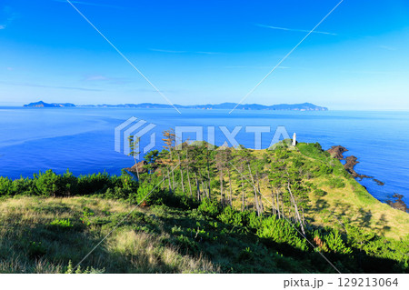 【島根県】晴天の那久岬から見た西ノ島と中ノ島（隠岐の島　島後） 129213064