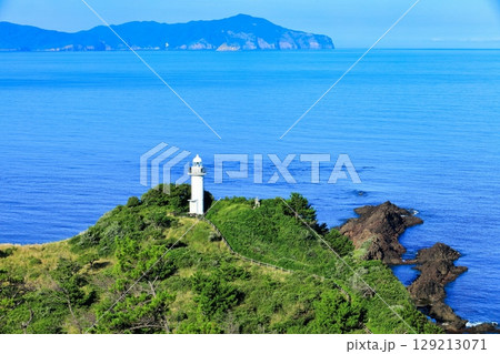 【島根県】晴天の那久岬から見た西ノ島と中ノ島(隠岐の島 島後) 【島根県】晴天の那久岬から見た西ノ島と中ノ島(隠岐の島 島後) 129213071