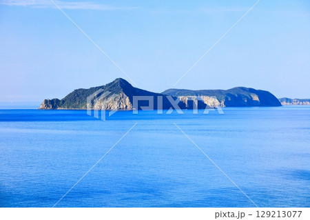 【島根県】晴天の那久岬から見た大森島と松島(隠岐の島 島後) 【島根県】晴天の那久岬から見た大森島と松島(隠岐の島 島後) 129213077
