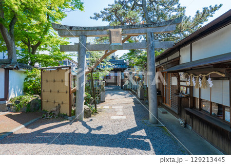 滋賀県大津市　瀬田の唐橋近くの龍王宮秀郷社 129213445