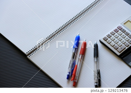 ノートと電卓　事務用品 129213476