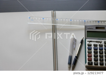 ノートと電卓　事務用品 129213477