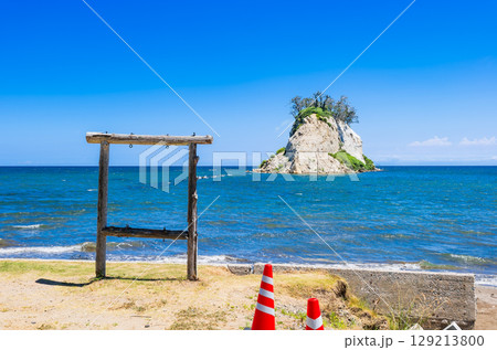 能登のシンボル 見附島とえんむすびーち ※地震後2025年7月撮影 能登のシンボル 見附島とえんむすびーち ※地震後2025年7月撮影 129213800